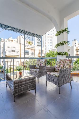 een balkon met 2 stoelen en een tafel op een gebouw bij Downtown Larnaca in Larnaka