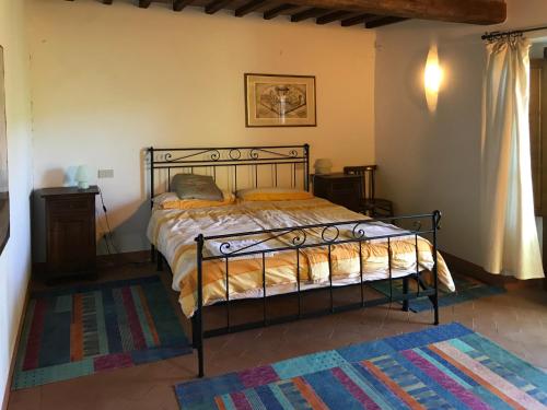 ガイオーレ・イン・キアンティにあるCasanova di Ricavoのベッドルーム1室(ベッド1台付)