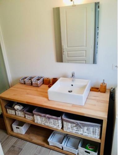 une vanité de salle de bain avec un lavabo et un miroir dans l'établissement La Longère à la Mer 6 pers 3 chambres grand jardin clôt a Fort-Mahon-Plage, à Fort-Mahon-Plage