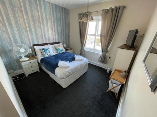 A bed or beds in a room at The Wash & Tope Hotel 