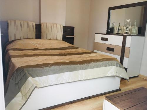 Tempat tidur dalam kamar di Batumi Comfort Apartment
