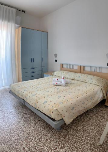 una camera da letto con un letto e un animale di peluche di Hotel Del Vecchio a Rimini