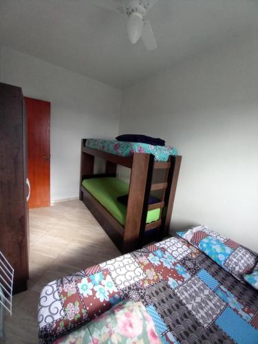 a bedroom with two bunk beds in a room at Apartamento avenida 07 com ar condicionado in São Thomé das Letras