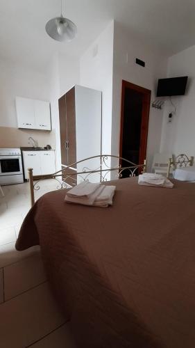 カステッラバーテにあるArena Vacanzeのベッドルーム1室(ベッド1台、タオル2枚付)