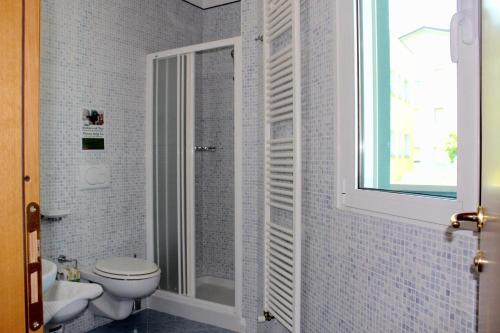 Ett badrum på Depandance Hotel Jole