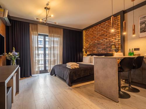 sypialnia z łóżkiem i biurkiem w pokoju w obiekcie Loft House Apartments we Wrocławiu