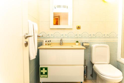 a bathroom with a sink and a toilet at Resort Fazenda Viegas in Lagos