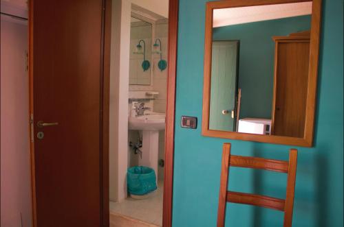 Ένα μπάνιο στο La Trinacria