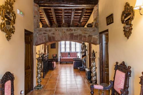 a hallway with an archway in a house at Casa rural dels Hospitalaris in Traiguera