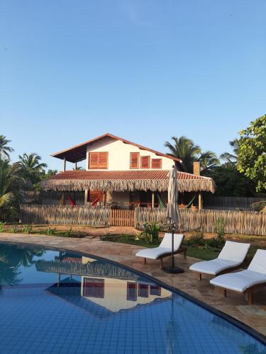 un complejo con piscina y casa en Casas Capulana, en Icaraí