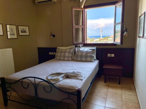 
A bed or beds in a room at Minos Pension
