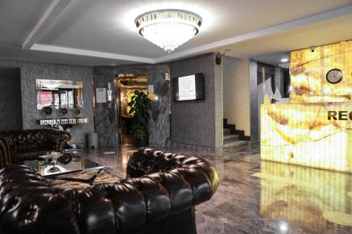 The Life Hotel & Spa في Yenimahalle: يوجد بار مع أريكة جلدية في الغرفة