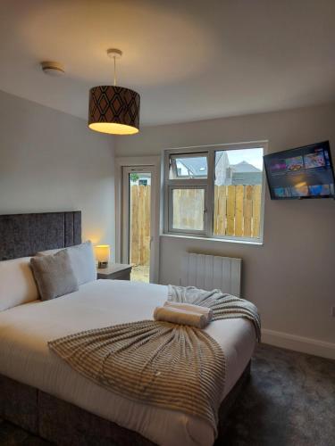 A bed or beds in a room at Eyre Square Lane