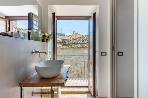 een badkamer met een wastafel en een balkon bij Bed and Box - VT01 Casa vacanze in Viterbo