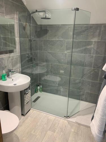 ein Bad mit einer Dusche und einem Waschbecken in der Unterkunft Slerra Hill Bed and Breakfast, Clovelly in Bideford