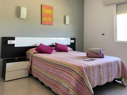 a bedroom with a large bed with purple pillows at Dukes Habitaciones in Bascuas