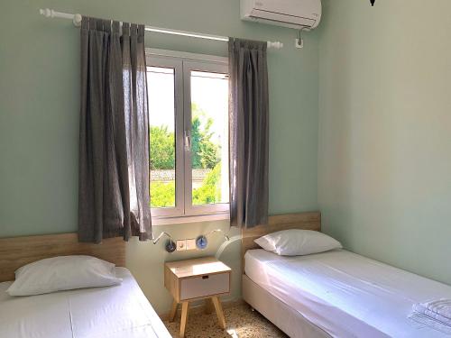 Postel nebo postele na pokoji v ubytování Mpiritis Mare