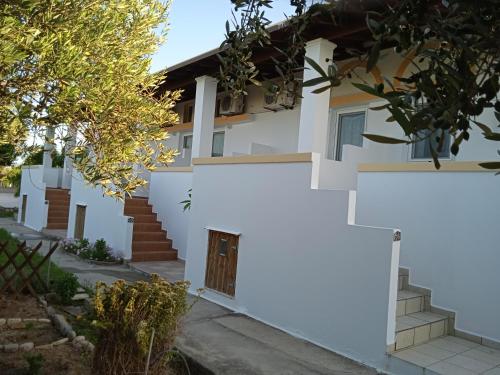 una casa con pareti bianche e una porta di Level Houses a Kefalos