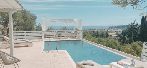 a swimming pool with a view of the ocean at Villa Zante Avia in Planos