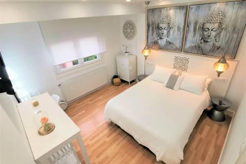 una camera con un grande letto bianco e una scrivania di Acogedor Estudio Pontevedra Centro a Pontevedra