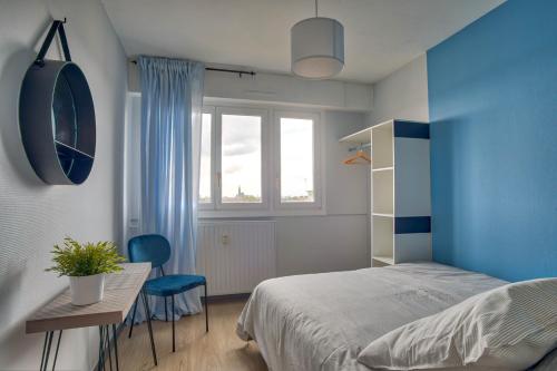 une chambre avec un lit, une table et une fenêtre dans l'établissement Strasbourg Urban Chic Cathedral View - parking, tram, 8 min city center, à Strasbourg