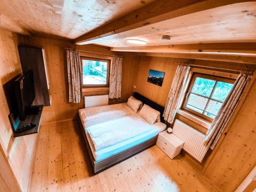 einen Blick über ein Schlafzimmer in einem winzigen Haus in der Unterkunft Ferienhaus Berger in Virgen