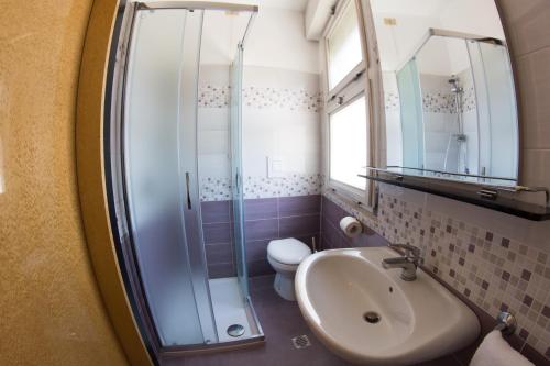メストレにあるホテル アウロラのバスルーム(洗面台、ガラス張りのシャワー付)