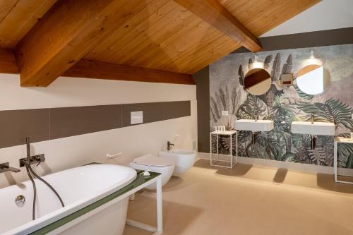 une salle de bain avec toilettes, lavabo et baignoire dans l'établissement Villa Corallo, à SantʼOmero