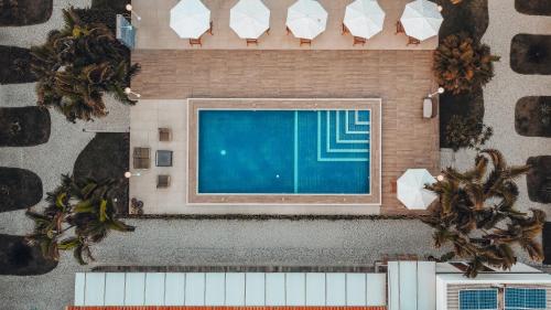 an overhead view of a swimming pool on a house at Pousada do Timoneiro in Arraial do Cabo