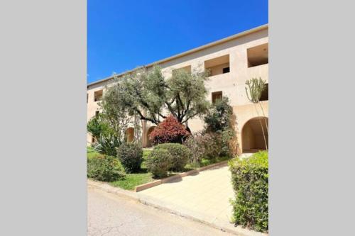 Ein Garten an der Unterkunft Studio 4 personnes bord de mer avec piscine wifi