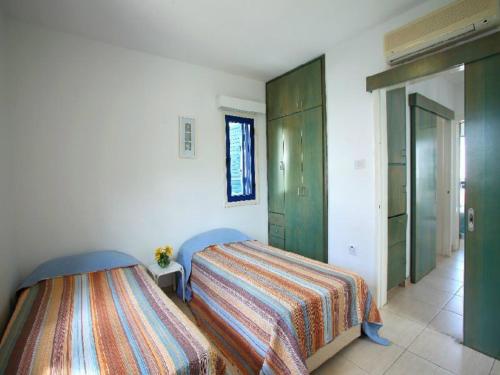 1 dormitorio con 2 camas individuales en una habitación en Villa Julie, en Protaras