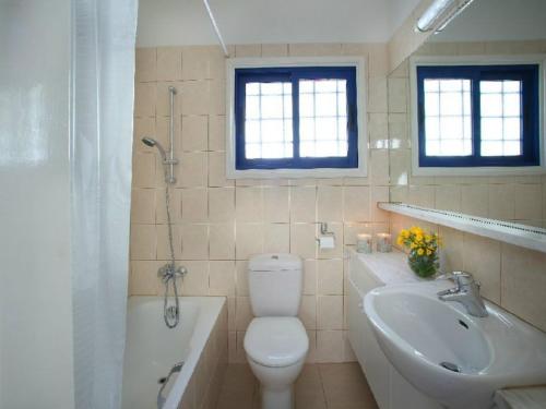 La salle de bains est pourvue de toilettes, d'un lavabo et d'une baignoire. dans l'établissement Villa Julie, à Protaras