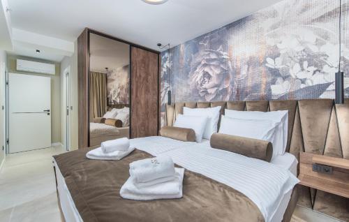 een slaapkamer met een groot bed en handdoeken bij Val di Sole in Poreč