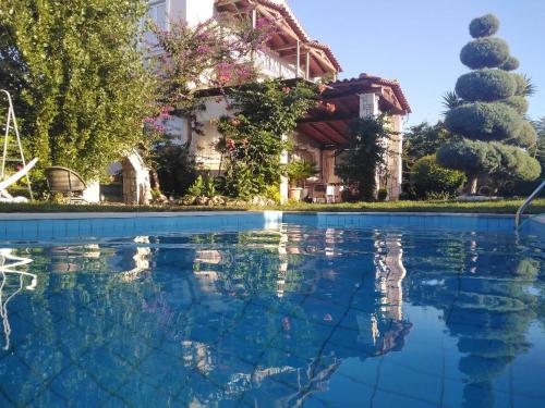 una piscina frente a una casa en Villa Amelie-Private pool en Marathítis
