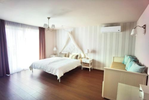 una camera con un letto bianco e una finestra di Guesthouse Olei a Malinska