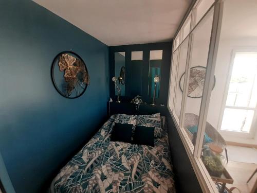 a bedroom with a bed in a blue wall at confortable appartement T2 in La Grande-Motte