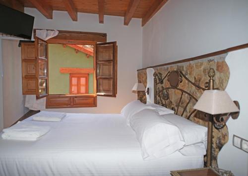 Schlafzimmer mit einem Bett und einem Fenster in der Unterkunft Mirador del Oso in Proaza
