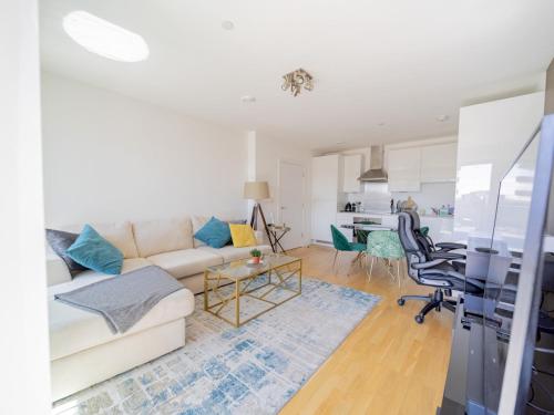 A seating area at Pass the Keys Modern Balcony Apartment in the heart of Stratford