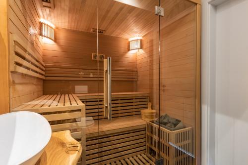 - un sauna avec douche et lavabo dans l'établissement Jodłowa 12, à Szczyrk