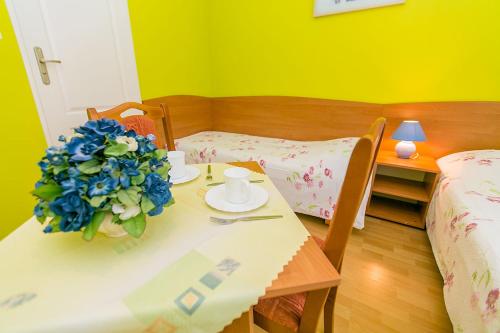 ein Zimmer mit einem Tisch mit einer Blumenvase darauf in der Unterkunft Willa Anna in Misdroy