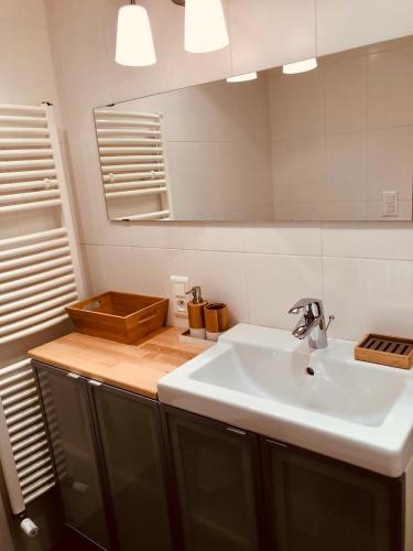 une salle de bain avec un lavabo et un miroir dans l'établissement MaBelle rêve B&B, à Saint-Pierre-de-Côle