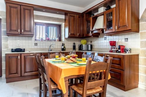 Una cocina o zona de cocina en Ktima Edem