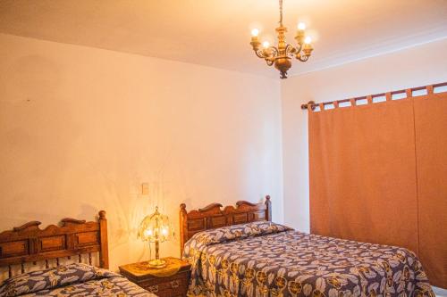 Postel nebo postele na pokoji v ubytování Villa Flores, casa en el centro de Mascota