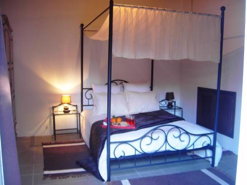 Santa Cruz do LimaにあるCasa da Penalvaのベッドルーム(天蓋付き四柱式ベッド1台付)