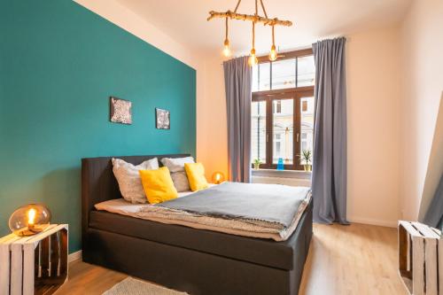une chambre avec un lit et une fenêtre dans l'établissement Blue Chili 18 Zentrales CITY-Apartment am Hasselbachplatz, 4 Personen, à Magdebourg