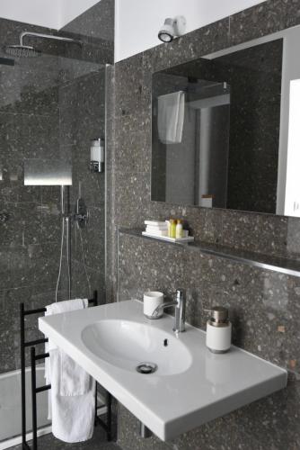 łazienka z umywalką i lustrem w obiekcie Buric House - Apartments Klasik and Studio Mini w Rovinj