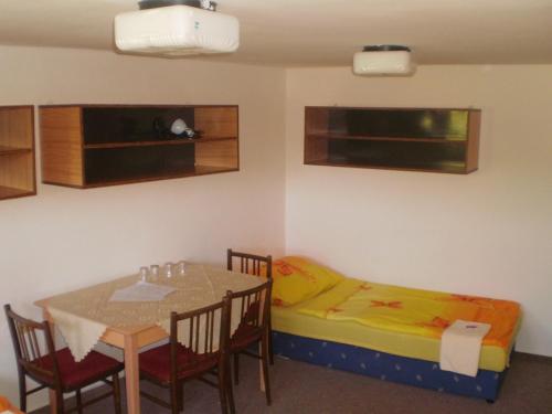 ein Kinderzimmer mit einem Tisch und einem Bett in der Unterkunft Hotel Pod skalou in Písek