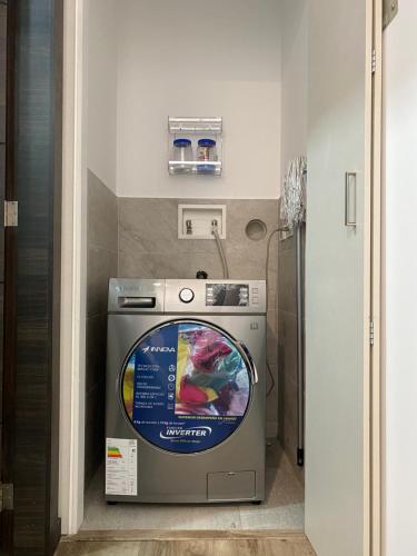 a small television in a room with at Moderno departamento en el mejor sector de Quito in Quito