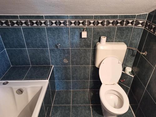łazienka z toaletą i wanną w obiekcie Sara w mieście Kamenari