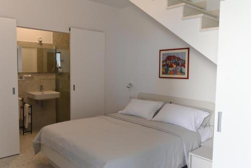 biała sypialnia z łóżkiem i umywalką w obiekcie Buric House - Apartments Klasik and Studio Mini w Rovinj